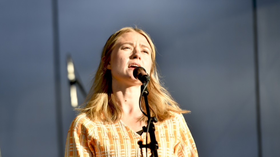 Mika Johansdotter interprets Allan Edwall during Sävenäs Festival 2023. On September 16, she interprets Bob Dylan at Sara kulturhus.