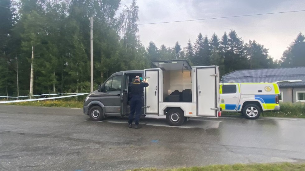 Criminal technicians remained at the scene in Bygdeå after the shooting incident.
