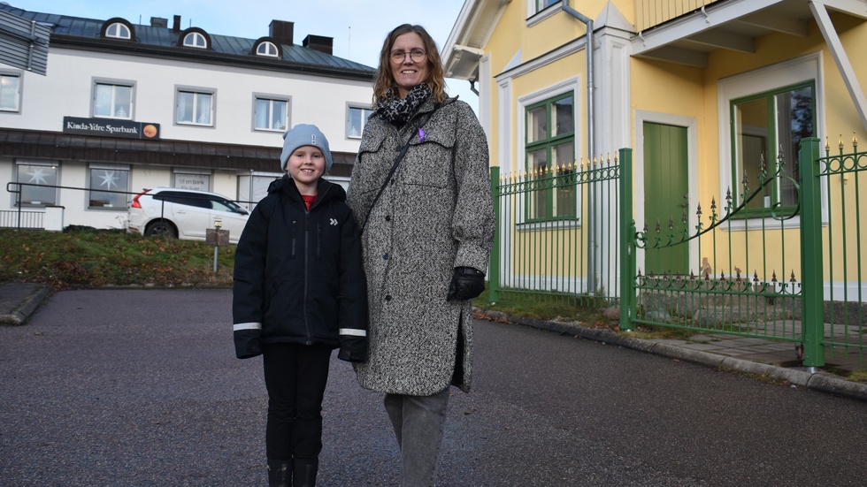 Karolina Germundsson är 45 år, hennes dotter Esther är 9. "Tomten kommer såklart", säger Karolina. "Sen brukar jag dela ut paketen", säger Esther. De ska fira ihop med farfar och mormor och morfar.