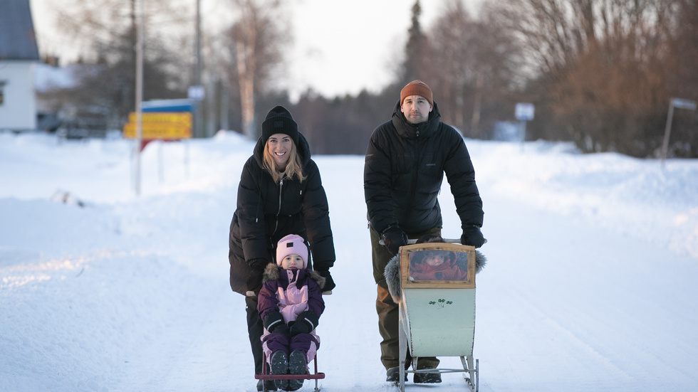 Sabina och Oskar Lundström brukar ta med barnen på en sparktur. Snart kommer de också att kunna sparka till lanthandeln som öppnar inom kort.