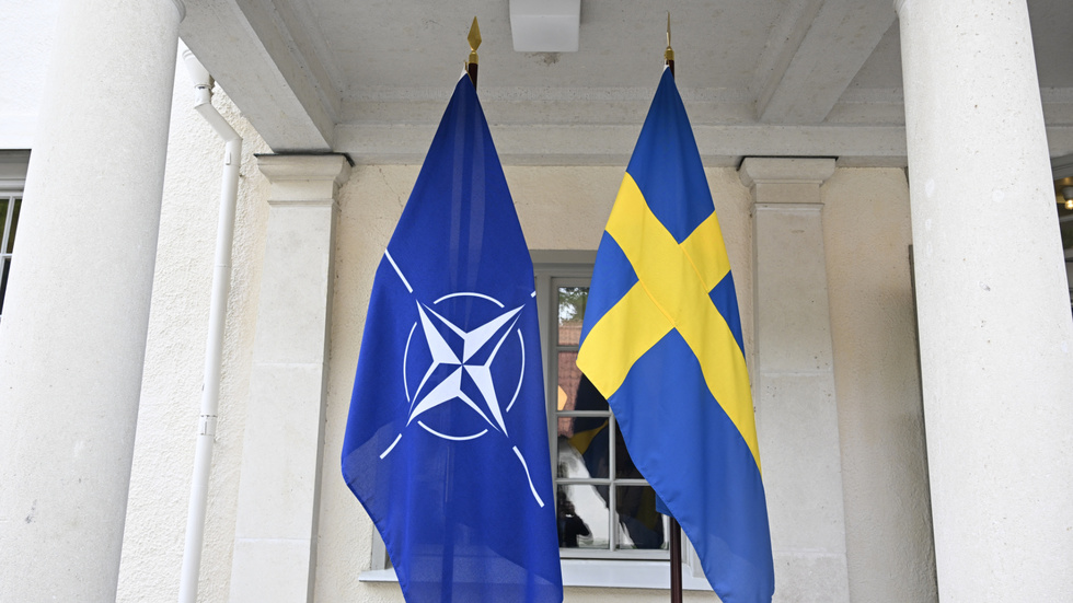 Natos och Sveriges flaggor invid varandra. Bilden är från när dåvarande statsministern Magdalena Andersson (S) tog emot Natos generalsekreterare Jens Stoltenberg på Harpsund sommaren 2022.