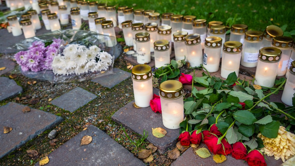 Ljus och blommor vid en minnesplats för den 13-årige pojke som hittades död i Haninge. Bild från tidigare i september.