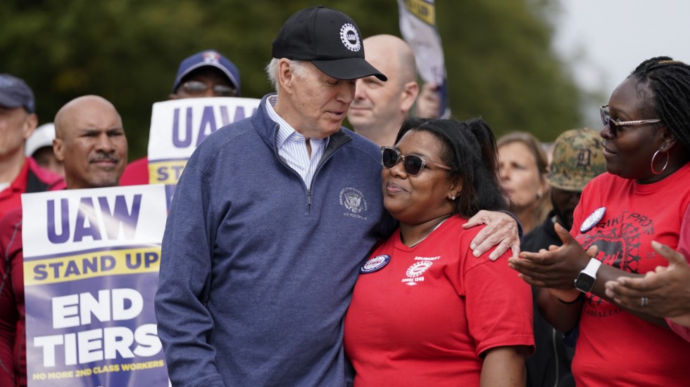 President Joe Biden med strejkande bilarbetare i Van Buren Township i delstaten Michigan.