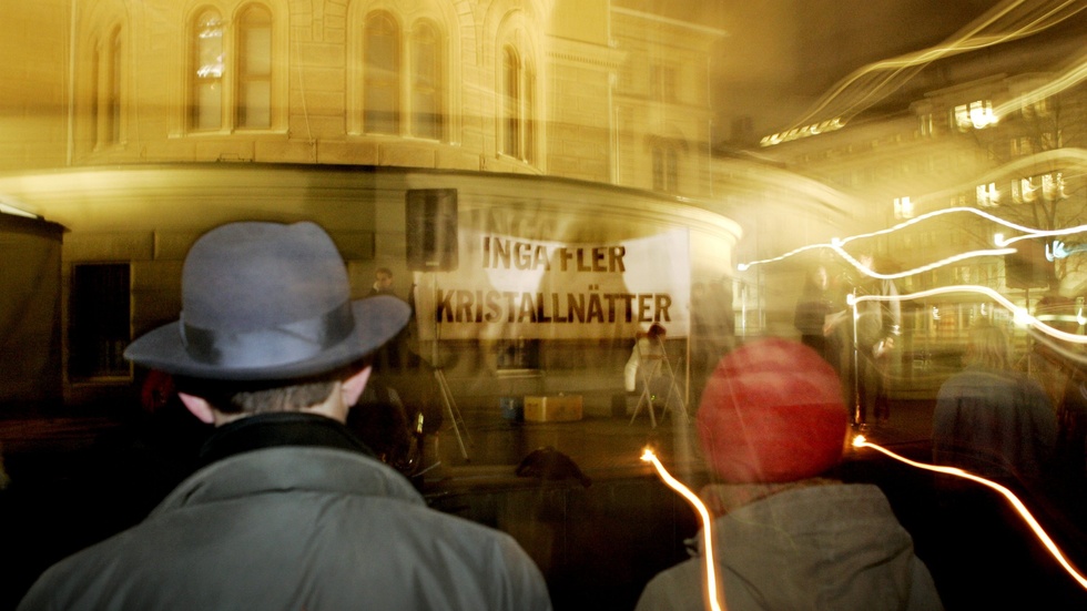 Minnesmarsch genom Stockholm den 9 november 2005 i samband med 70-årsdagen av Kristallnatten 1938, då ett hundratal judar dödades och 20|000 fördes till koncentrationsläger över hela Tyskland. Arkivbild.