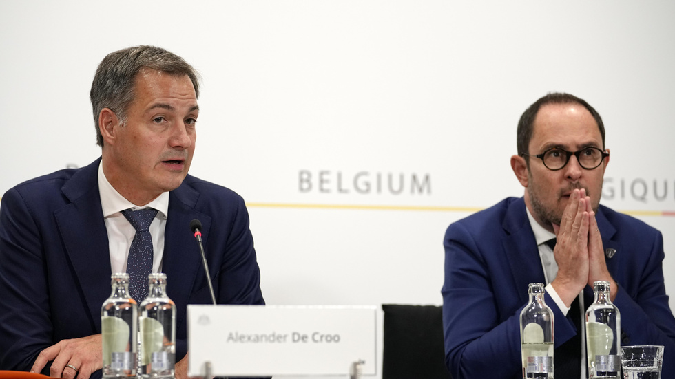 Belgiens premiärminister Alexander De Croo och justitieminister Vincent Van Quickenborne på presskonferens om terrordådet.