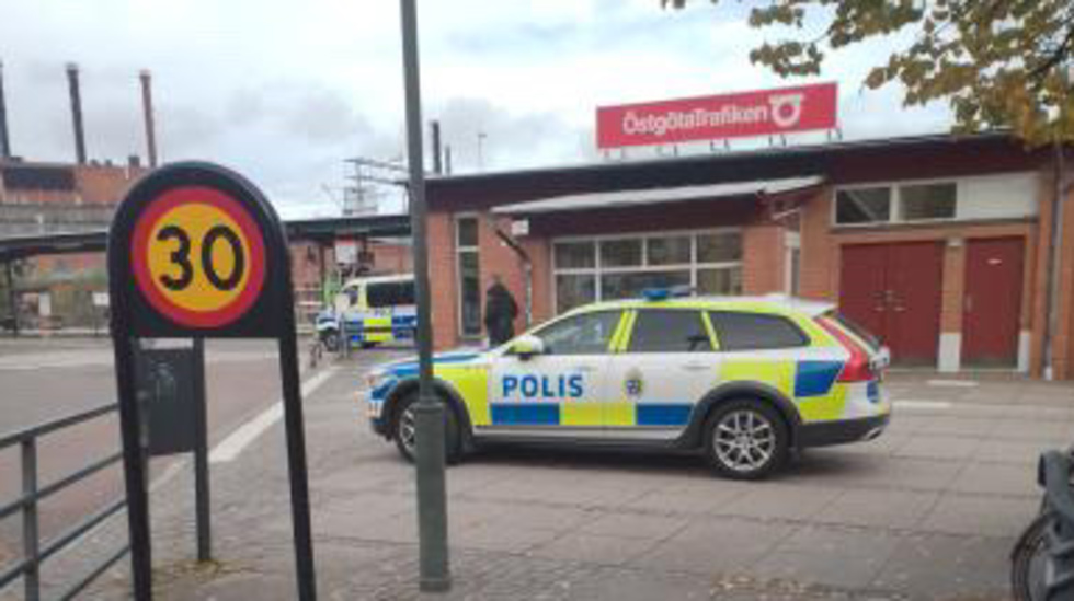 Polispatruller syntes under tisdagseftermiddagen till vid flera resecentrum i länet; här i Linköping.
