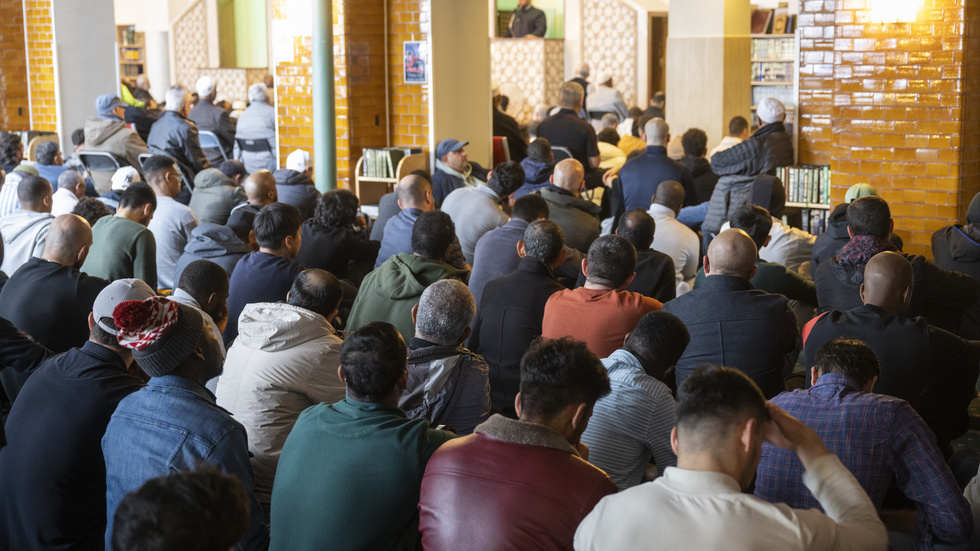 Hundratals människor samlades vid fredagsbönen i Stockholms moské.