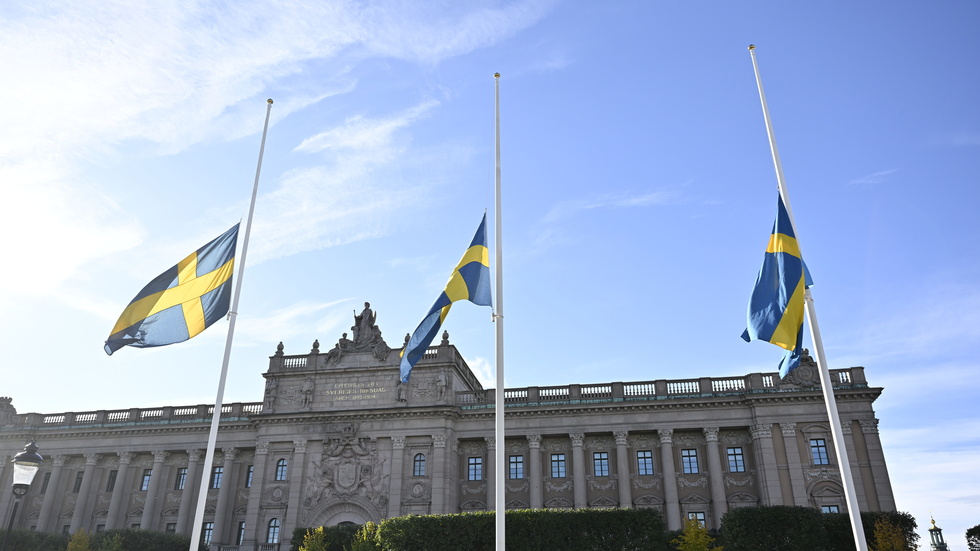 Offren för terrordådet i Bryssel hedras när riksdagen flaggar på halv stång. 