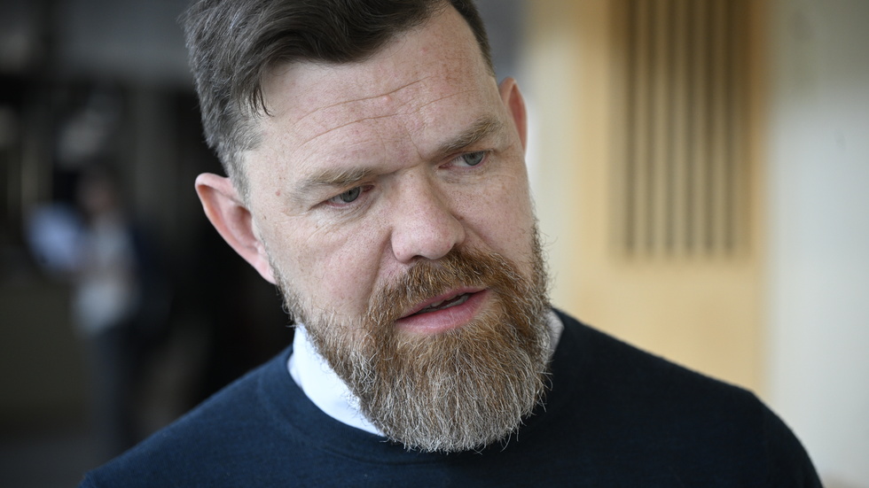 Vänsterpartiets partisekreterare Aron Etzler meddelar att partistyrelsen inlett ett uteslutningsärende mot en medlen i Linköping. Arkivbild.