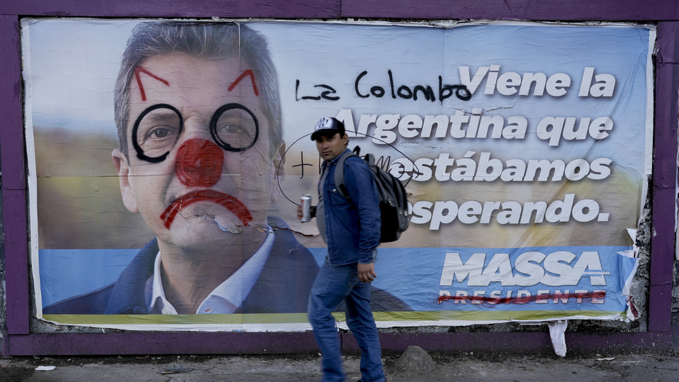 En nedklottrad valaffisch föreställande Argentinas ekonomiminister Sergio Massa i Buenos Aires.