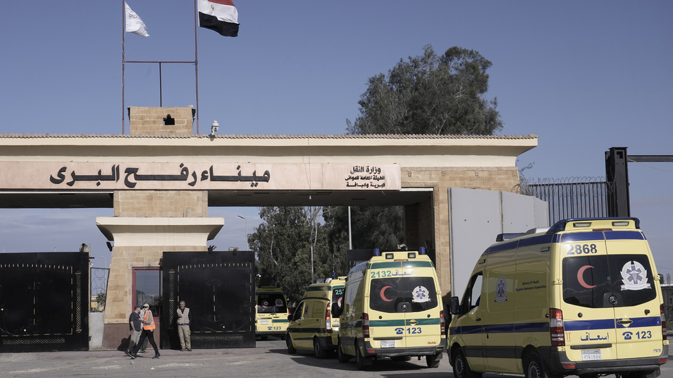 Egyptiska ambulanser korsar gränsövergången vid Rafah.
