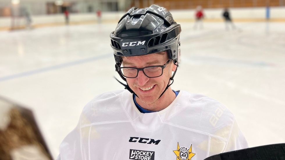 Jason Bailey är glad över beslutet att engagera sig i damhockeyn i Motala. Hans dotter Klara spelar i klubbens flicklag där Jason även är tränare tillsammans med Bettan Holmberg. 