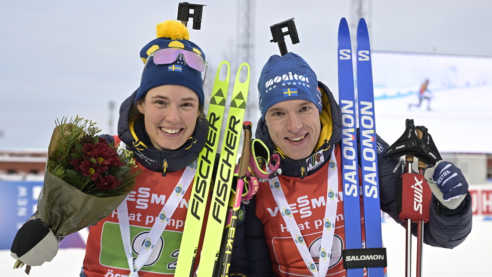 Sveriges Hanna Öberg, och Sebastian Samuelsson efter segern i singelmixedstafett i lördags.