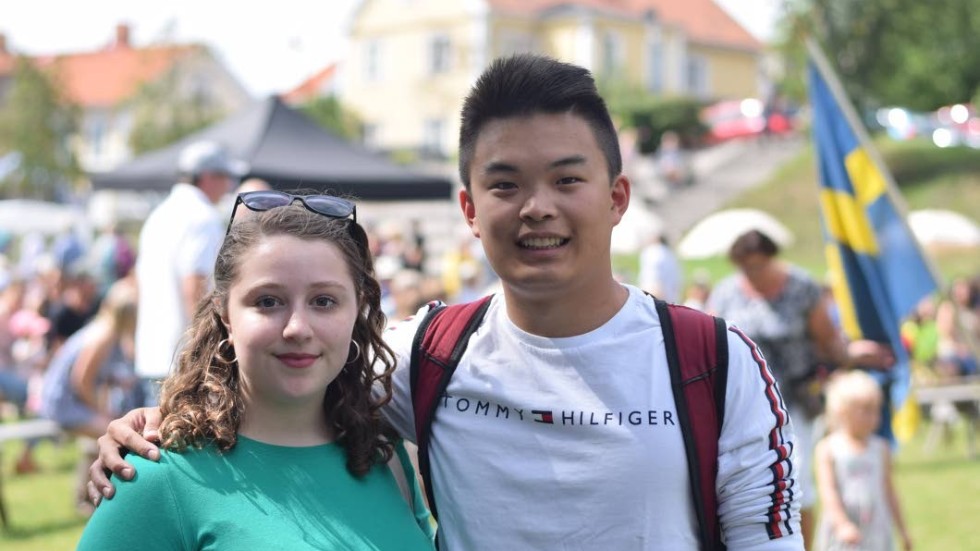 Isabella Unger, 19 och Nathaniel Zhu, 22 besöker invigningen av Amerikaveckan i Kisa.