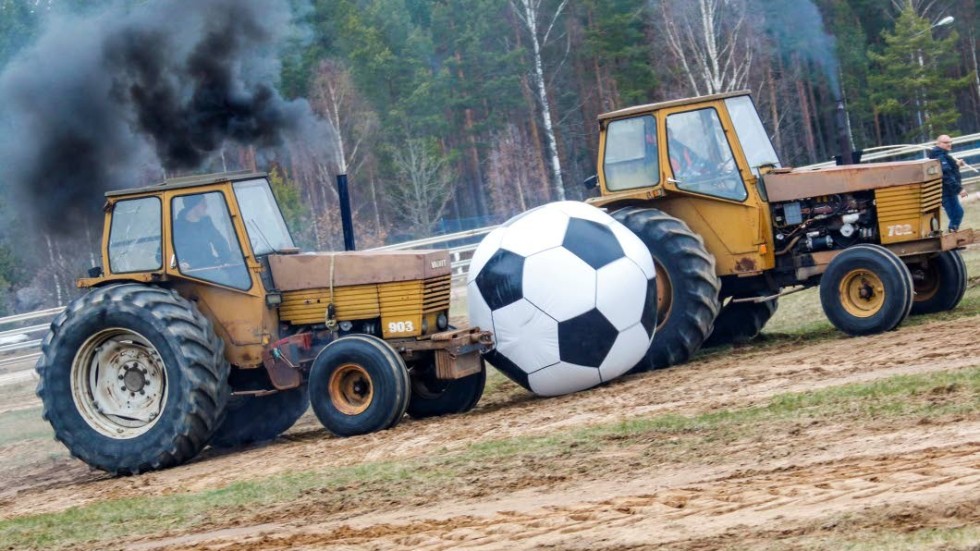 Traktorfotbollen är en uppskattad programpunkt.