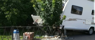 Husvagn rullade in i villaträdgård
