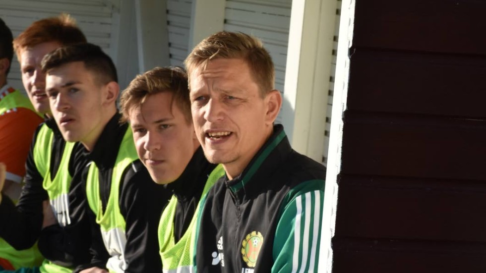 Jerker Einarsson har fått lämna sin post som huvudtränare för Hultsfreds FK efter den svaga vårsäsongen.