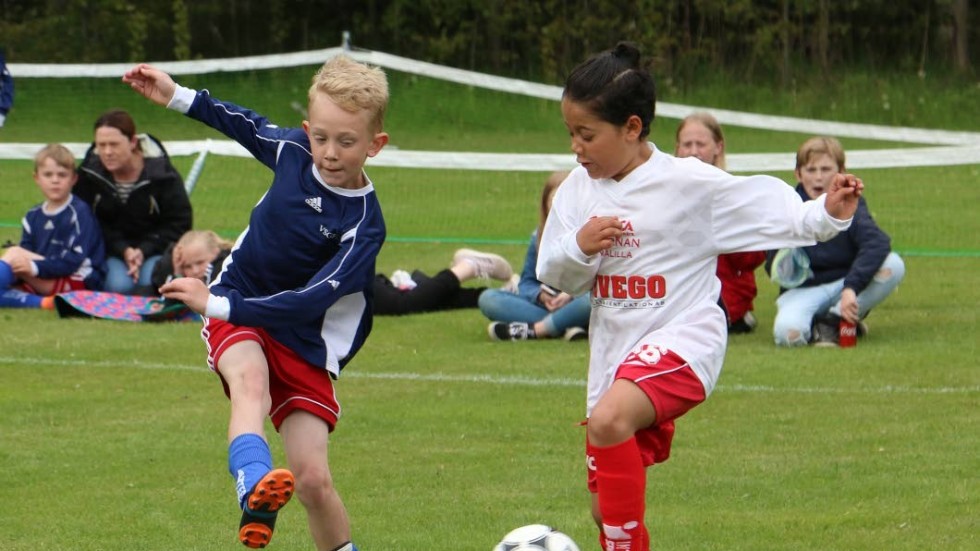 Det blev åtta timmars fotboll under Fotbollens dag. Snart sagt alla åldrar var med och spelade. Här är det VSGF-Jaik som möter Målilla.