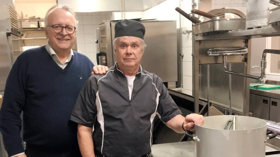 Svårigheten att hitta kockar och serveringspersonal är ett allvarligt hot mot branschen, anser Micael Glennfalk, t.v. vd för Bjrökbacken. På bilden tillsammans med arrendator Kjell Karlsson som driver restaurangen på anläggningen.