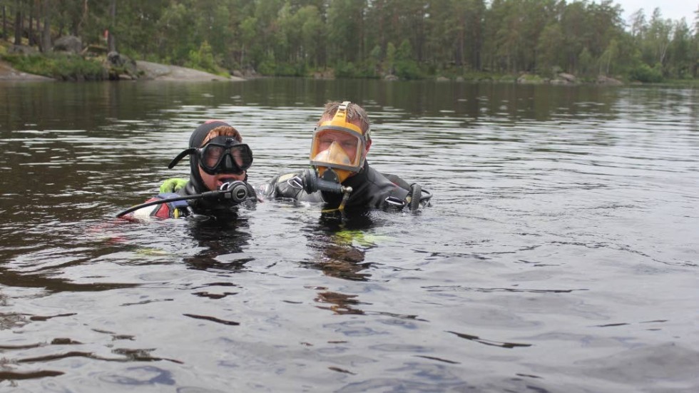 Sebastian Skikdi Edvinsson och Neo Andersson vid städningen av Hesjön där man hittade mycket glasflaskor och burkar på botten, men också kläder, cyklop och en bilnyckel.