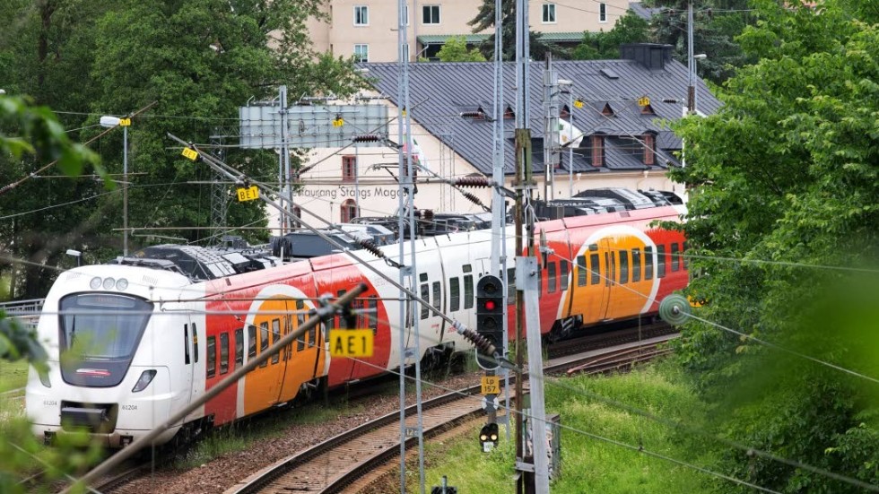 Östgötapendeln mellan Norrköping och Linköping försenades eftersom ett mötande tåg råkade köra med öppna dörrrar.