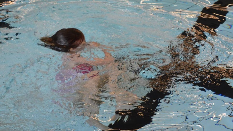 Lek. Adele Söderström gillar att simma och leka i vattnet.
