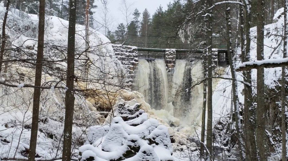 det drygt 13 meter höga vattenfallet i vinterskrud.