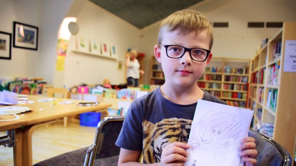 Einar Henriksson,8år, gör en bok som handlar om en kille som möter ett snömonster.