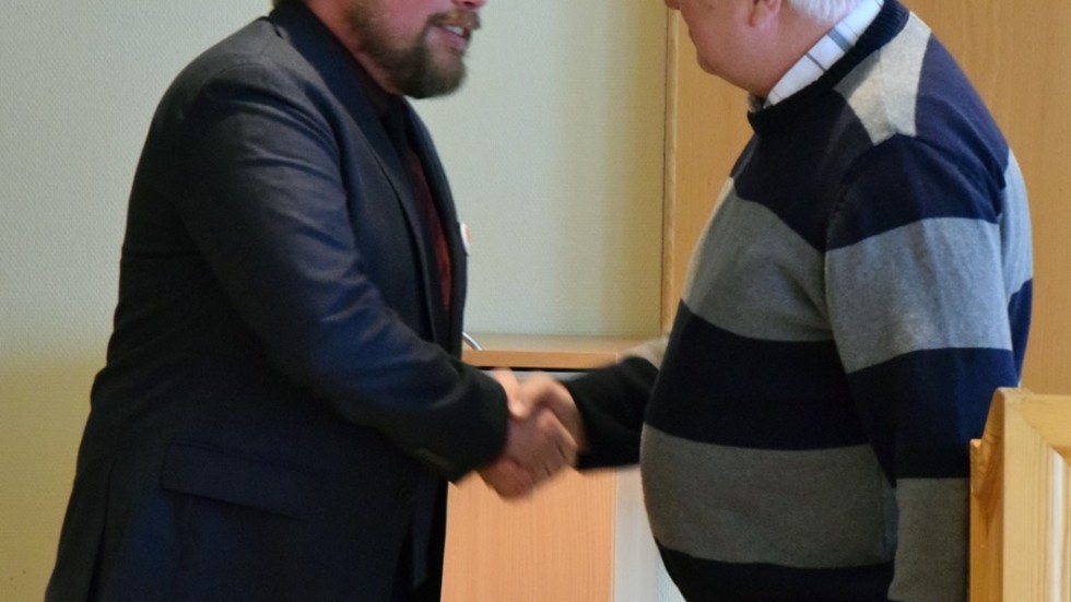 Regionrådet Anders Härnbro tackas av Socialdemokraterna i Kindas ordförande Torbjörn Mellgren.