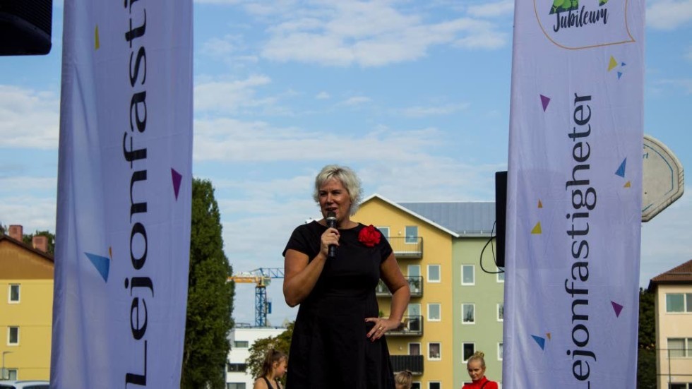 Kristina Edlund (S), kommunstyrelsens ordförande, höll tal innan "första spadtaget" togs.
