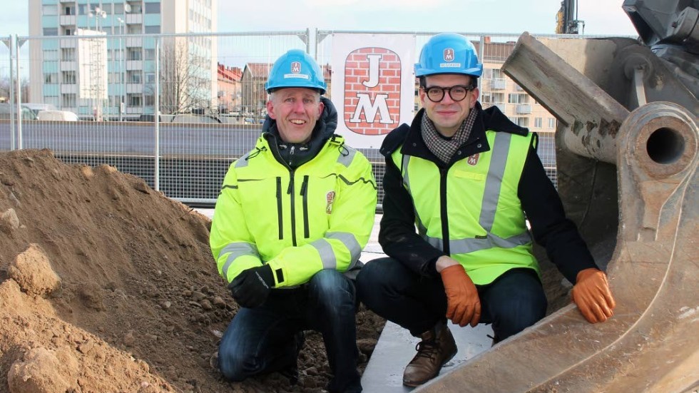 En hel skopa för att klargöra att bygget av nya bostadsrätter vid gamla brandstationen är på gång. JM:s projektledare Joakim Ahlström, till vänster, tog plats bredvid Elias Aguirre.