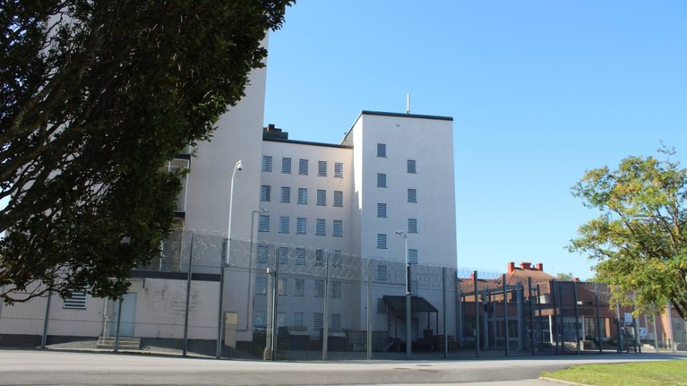På anstalten i Västervik finns idag 255 platser som i praktiken är fullbelagda sedan något år tillbaka. Man kommer även att bygga ut fängelset och skapa ett 50-tal nya platser.