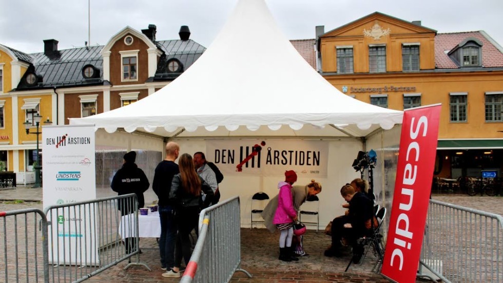 Casting. I början av oktober sökte produktionsbolaget statister till serien i Linköping.