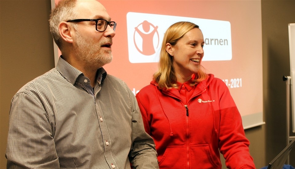 Verksamhetsutvecklare Magnus Toresand och Maria Netz förklarar Rädda Barnens nya verksamhetsinriktning i Sverige. Foto: Anders Lindkvist
