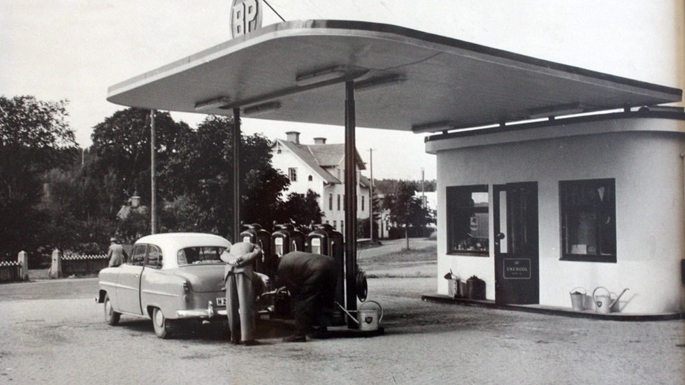 Holger Kjellgren hjälper en kund med tankningen på BP-macken som byggdes 1946.