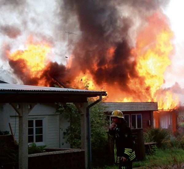 Vid den här villabranden i Vimmerby 2014 totalförstördes en villa. Dessbättre kom ingen människa till skada. I ett nytt handlingsprogram bedömer räddningstjänsten att bostadsbränderna kommer att öka i kommunen.