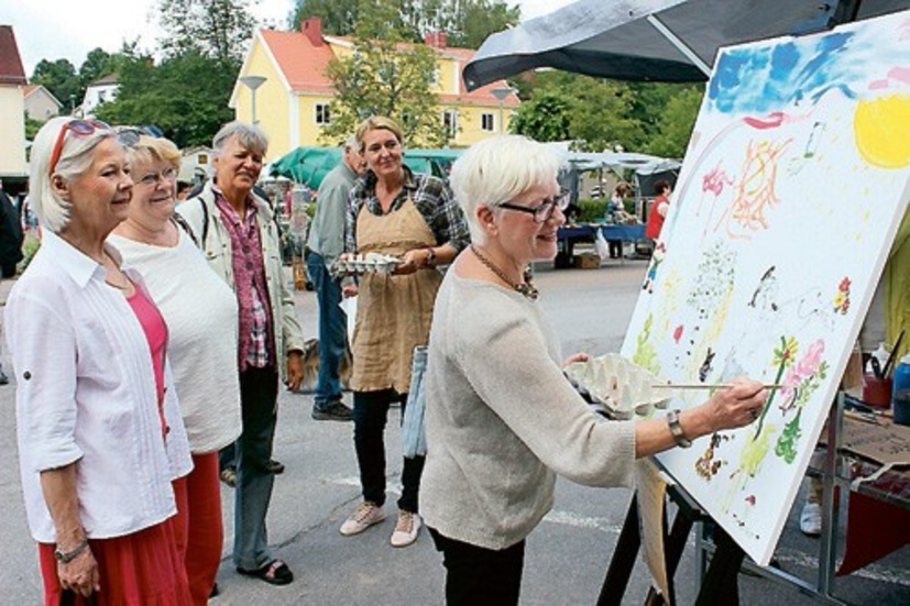 Christina Landström målade en ros på tavlan.