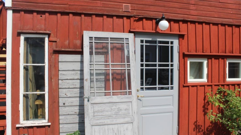 Då ladan klassats som en "känslig bebyggelse" har särskilda krav lagts på att bevara ladans yttre stil. På bild ser ni den originella (vänster) dörren bredvid den nyinsatta.