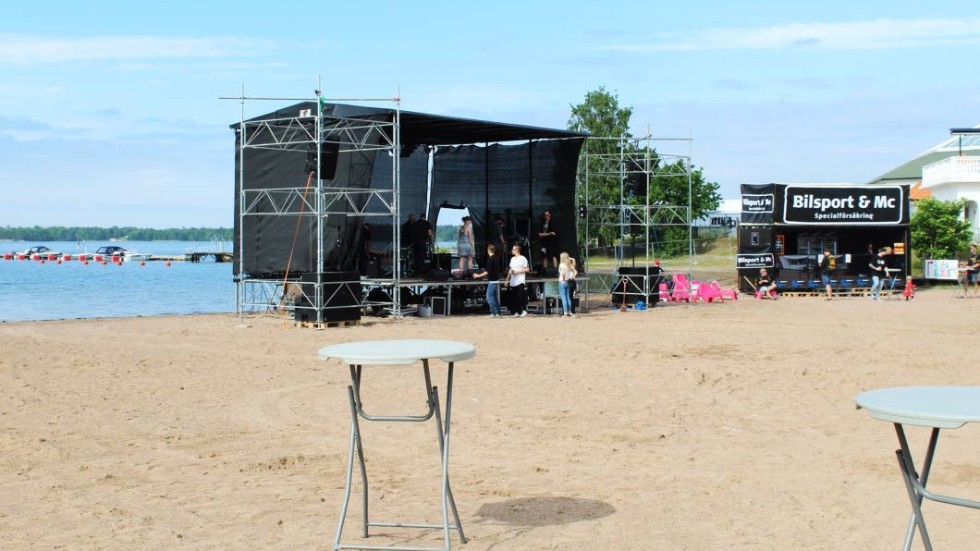 I år har festivalområdet flyttat ner till stranden på Västervik resort.

– Nu får vi en helt unik scenplats ut mot havet, säger Annika Källmark, marknadsansvarig på Västervik resort.