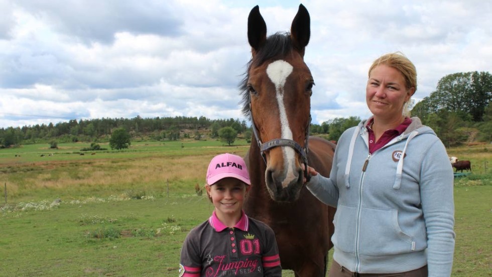 Ramona Svensson, till höger, med brorsdottern Alva Svensson, 12 år, och hästen Inca.