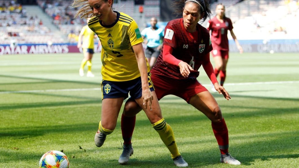 Det svenska damfotbollsladslaget inspirerar många att spela fotboll. Här stjäl Kosovare Asllani bollen från sin motståndare i matchen mot Thailand den 16 juni, en match som Sverige vann med 5-1 och där Asllani var en av målskyttarna.