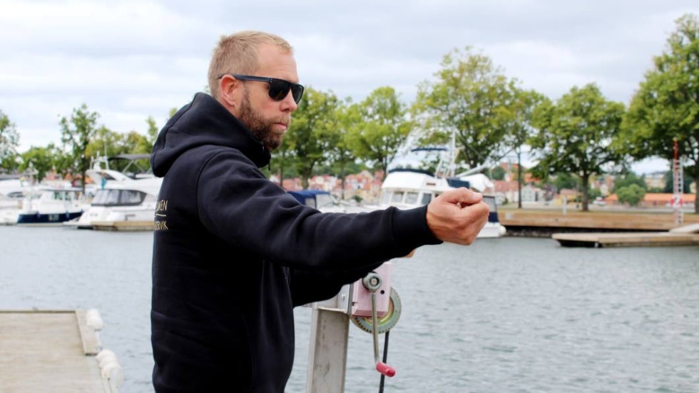 Andreas Nilsson, hamnvärd på Slottsholmens marina, berättar att målet är att ingen ska använda bottenfärg utan istället använda båtbottentvätten.