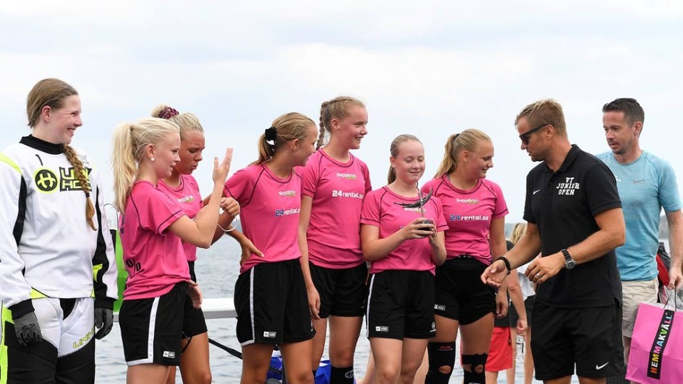 Vimmerby IBK-tjejerna i lagnamnet "100%" vann Junior Opens F15/16-klass.