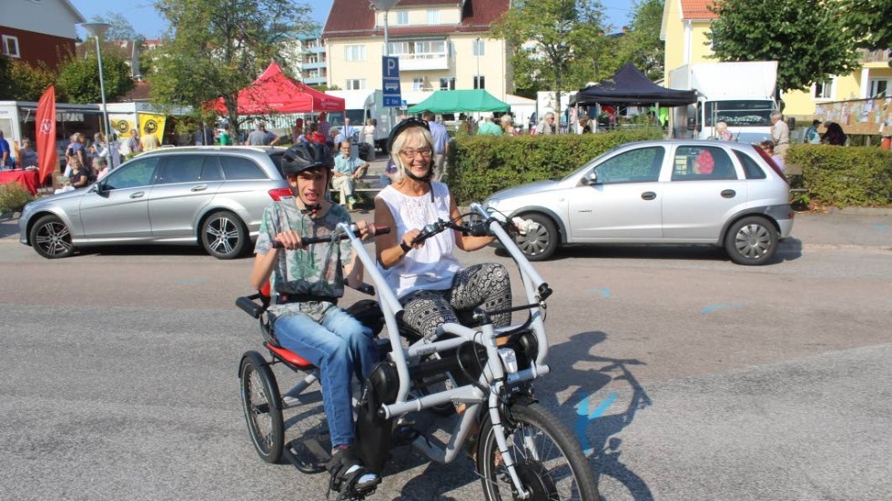 Richard Larsson och Marie Egerborn tog i går parcykeln till Stora torget i Kisa