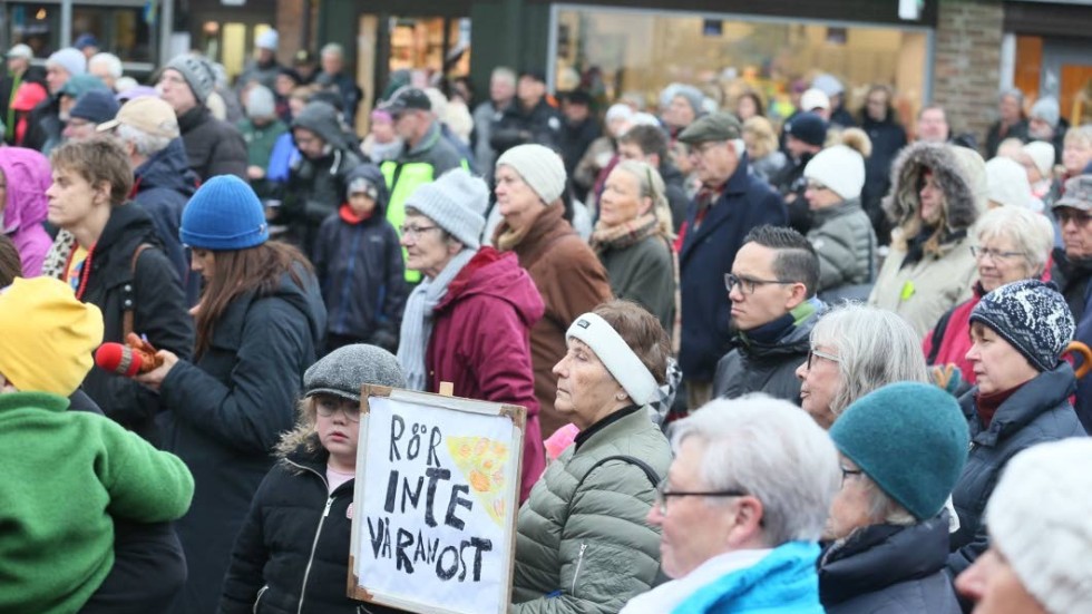 Många samlades på tisdagsförmiddagen i centrala Boxholm för att protestera mot flytten av Boxholmsost.