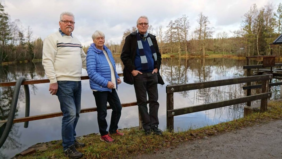 Kjell Hallenquist, Kerstin Di Meo och Anders Lagerman tar strid mot länsstyrelsens beslut om utrivning av ett vattenkraftverk. Ett resultat ser ut att dammen töms på vatten.