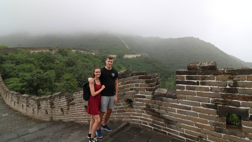 En bild från en tidigare resa: Elin Holgersson och David Nyberg på kinesiska muren.