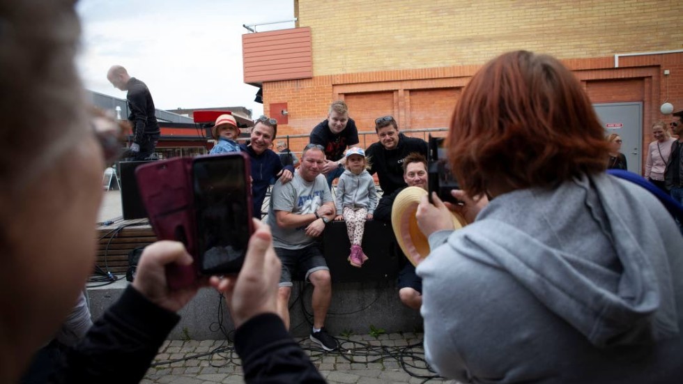 Flera passade på att ta bilder med sina fans efter spelningen på torget – här med bandet Casnovas.