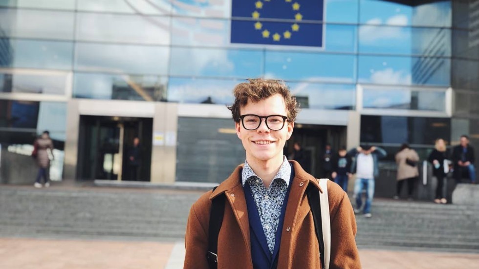 Alexander Högberg på plats i Bryssel där han var en av 55 unga socialdemokrater från hela EU på jämställdhetskonferens.