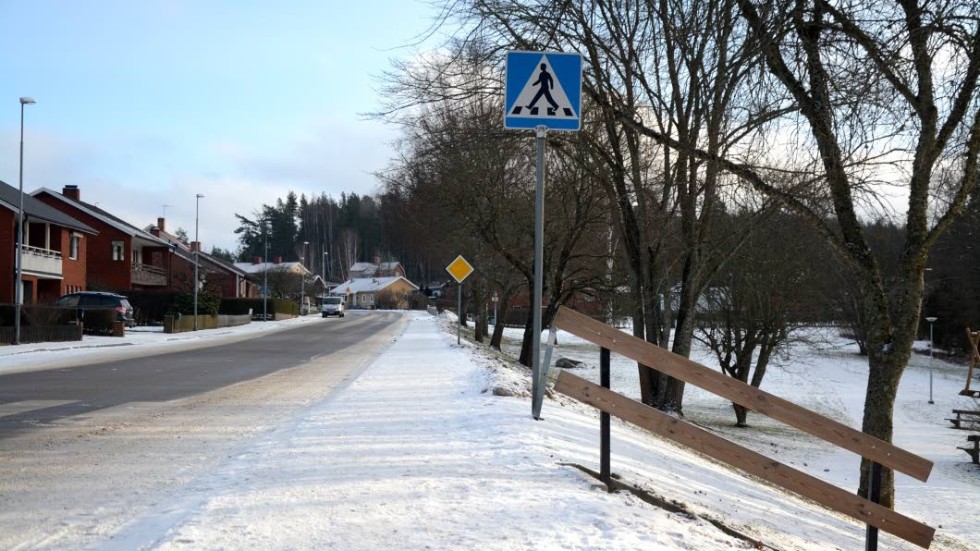 Då det rör sig mycket trafik längs Västra Vägen vill kommunen att pulkaåkningen där ska upphöra.